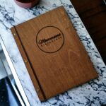 Premium A4 Holz-Menükartenhüllen im Set (20 / 30 / 50) – mit Logo-Gravur – Bild 5