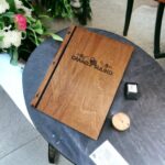 Premium A4 Holz-Menükartenhüllen im Set (20 / 30 / 50) – mit Logo-Gravur – Bild 8