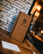 Slim Holz-Menümappe – Mit Logo Gravur nach Wunsch – Bild 2