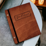 Speisekartenhülle aus Holz A5 personalisiert – Restaurant, Bar, Hotel | Gastro – Bild 7