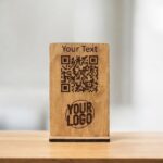 Holz QR-Code Schild für Tische – mit Logo & Text personalisierbar